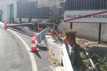 Luminaria en el suelo en la carretera de Lomo Magullo (Foto TA)